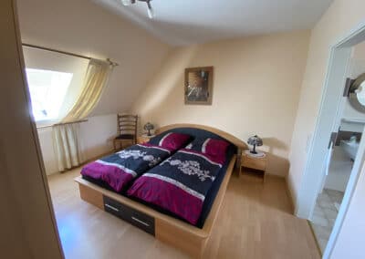 Ferienwohnung Grünendeich Deutschland mit Doppelbett, Schlafzimmer mit Doppelbett, Aufnahme bei Tag