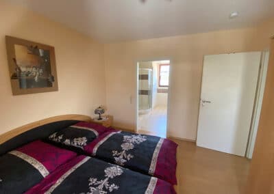 Gemütliche Ferienwohnung, mieten, Grünendeich, Deutschland, Schlafzimmer mit Doppelbett, Eingang zum Badezimmer